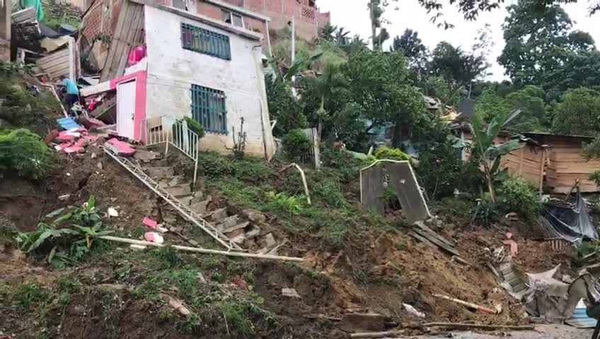 Ordenan evacuación de 13 viviendas tras deslizamiento en la Transversal Oriental de Floridablanca