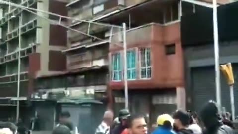"BREAKING: Furious Venezuelans Head Towards Presidential Palace in Protest"