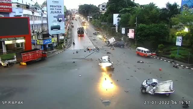 DEATH COLLISION EVENT, THE TRUCK HIT SEVERAL ROAD USERS AT TRAFFIC LIGHT IN BALIKPAPAN