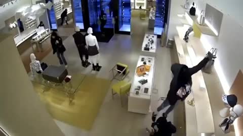 Watch: CCTV FOOTAGE OF SAN FRANCISCO LOOTERS AT LOUIS VUITTON