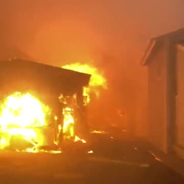 Materiał naoczny świadka z Front Street podczas palenia Lahainy.