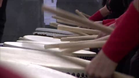 2000 DRUMMERS ON THE BEACH