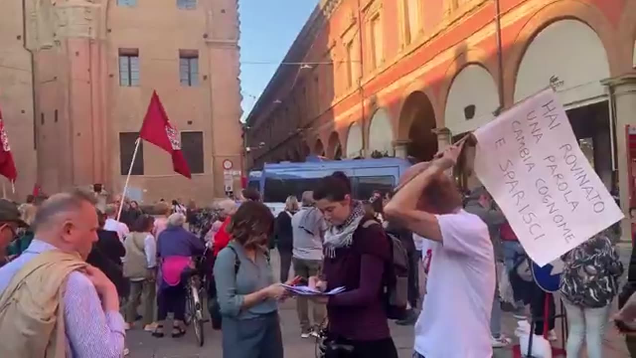 “CONTINUA, TOCCANDO IERI ANCHE BOLOGNA, IL #TRIONFALE TOUR DI SPERANZA 🤡👿🤡 IN GIRO PER TUTTA L'ITALIA...”