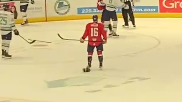 Her 1st Hockey Game LMAO! *Mature Language**