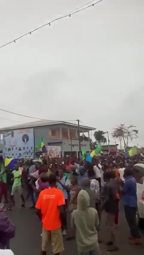 Obyvatelé Gabonu oslavují převzetí vlády po francouzských kolonialistech