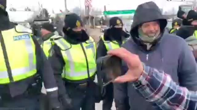 Ontario: The police are moving protestors further away from the Ambassador bridge