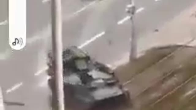 Russian tank runs over a Ukrainian citizen😱😱