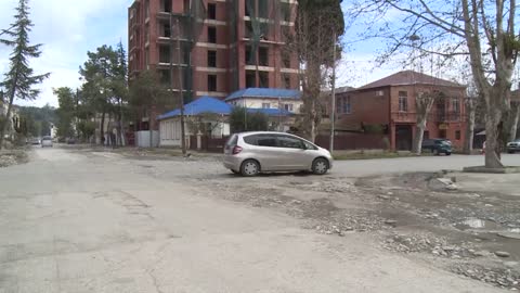 Асфальта на центральных улицах Сухуми не будет до лета