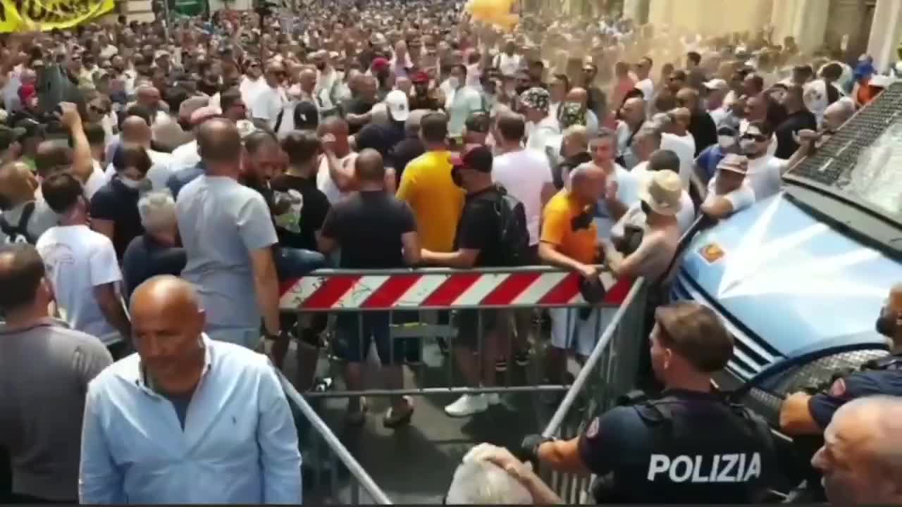 Massive protest in front of Mario Draghi's city centre office. “You come down, or we’ll go up!”