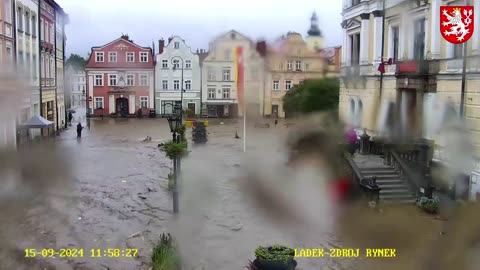 W Lądku Zdroju sytuacja się szybko pogarsza. Rynek zalany do kolan, 30 minut