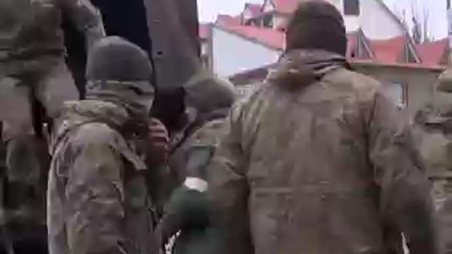 Ukrainian soldiers surrender and this is how the Russian army treated the