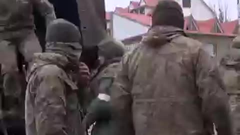 Ukrainian soldiers surrender and this is how the Russian army treated the