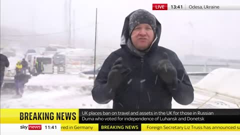 Ukraine War_ Civilians fortify the beaches of Odesa in a snow storm