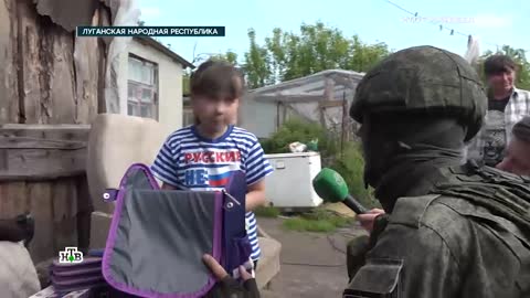 Ruská holčička v osvobozené vesnici v DLR čekala na ruskou armádu