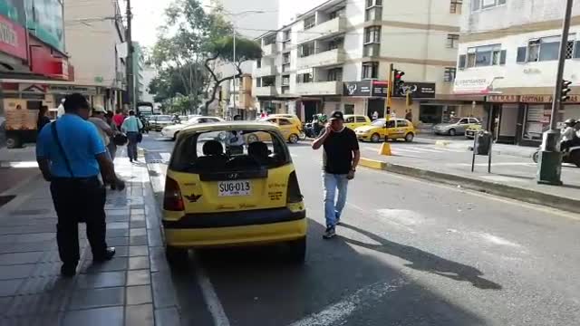 Un taxi se volcó tras estrellarse con una moto en el Centro de Bucaramanga