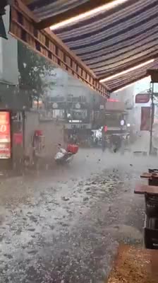 عاجل ضربت #إسطنبول موجة مفاجئة من الأمطار مصحوبة بحبات كبيرة من البرد