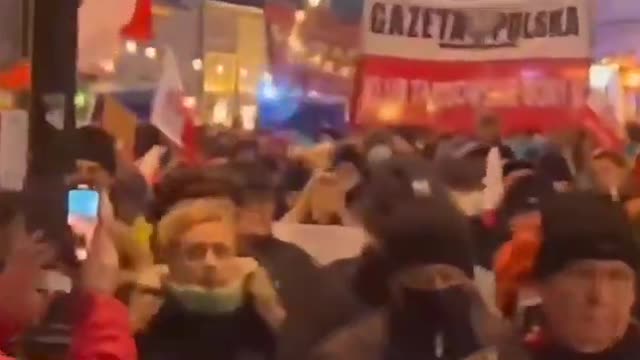 Tina Karol went to a rally in Warsaw and sang the song "Vilnius"