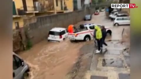 Reshje të dendura shiu në Elba të Italisë, uji merr me vete automjetet