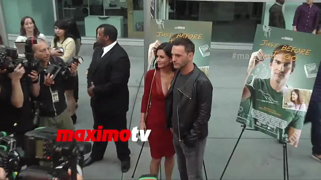 COURTENEY COX NICE CLEAVAGE