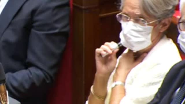 Élisabeth Borne qui vapote à l'Assemblée Nationale