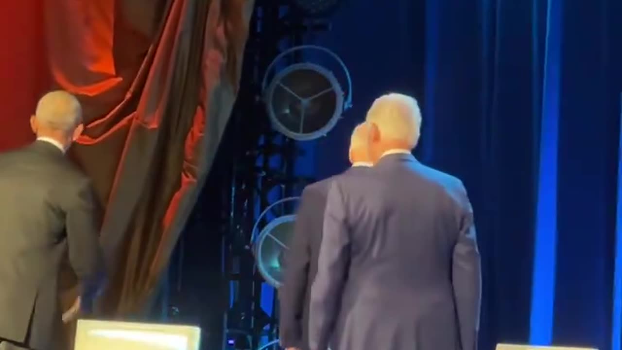 REGARDER QUAND JOE BIDEN DONNE LA MAIN À CLINTON JUSTE APRÈS QUAND CLINTON FÉLICITE BIDEN