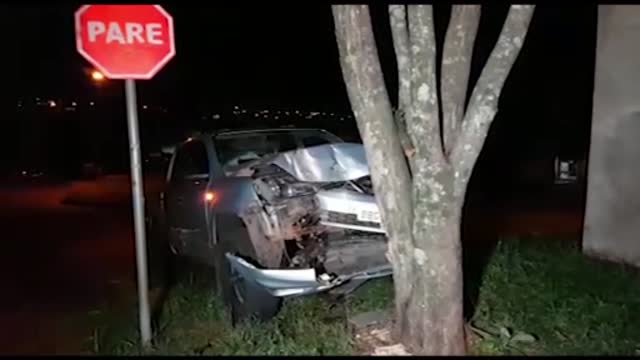 Caminhonete colide contra árvore no bairro Periolo e fica bastante danificada