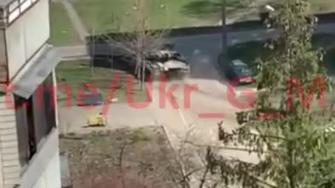 Ukrajinský tank v civilní zástavbě v Charkově