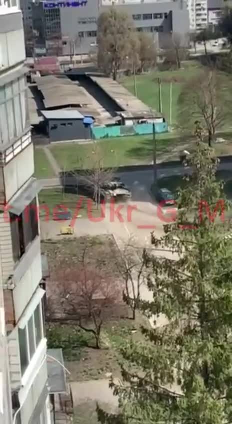 Ukrajinský tank v civilní zástavbě v Charkově