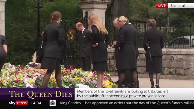 Emotional royals inspect tributes to Queen_1