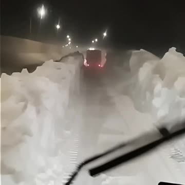 Lots of snow tight path 😱😱👍🙏