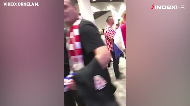 Navijačica Sanaderu "Srami se!"