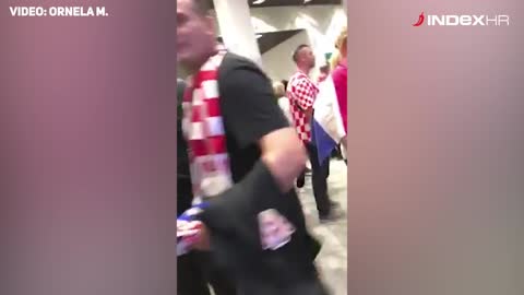 Navijačica Sanaderu "Srami se!"