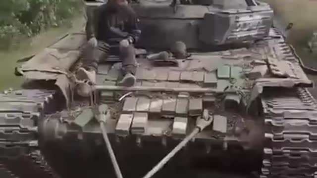 Ukrainian fighters are pulling another trophy tank