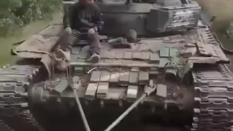 Ukrainian fighters are pulling another trophy tank