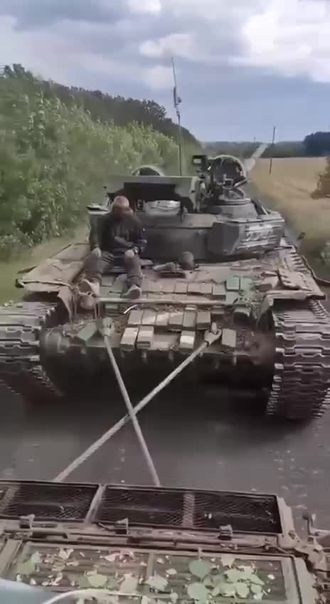 Ukrainian fighters are pulling another trophy tank