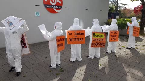 Les Masques Blancs Lyon Action Pancartes devant le vax MJC Jean Cocteau St Priest le 29 Octobre