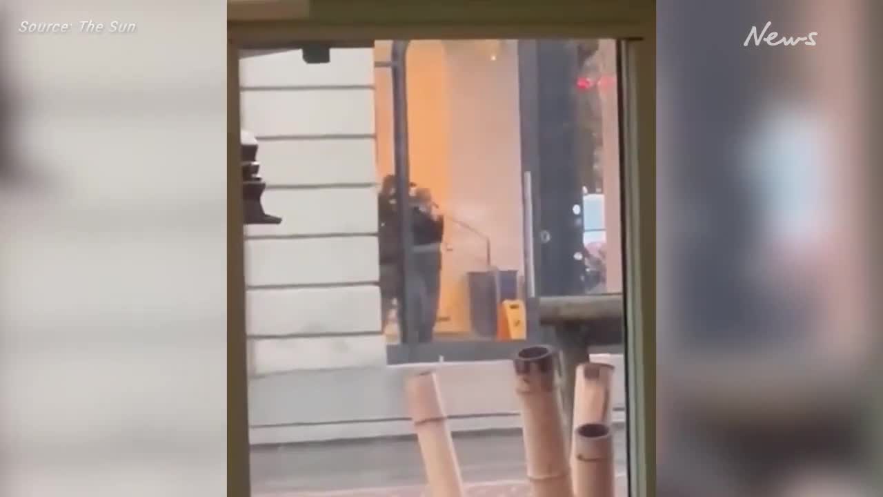 Gunman holds hostages inside Apple store- NEWS OF WORLD 🌏