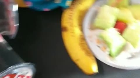 sigundul eats bananas