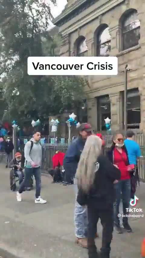 ΣΤΟ ΜΕΤΑΞΥ ΣΤΟΝ ΚΑΝΑΔΑ ΤΟΥ ΤΡΙΝΤΟ.