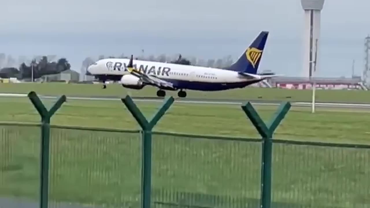 Ryanair's Smoothest landing #aviation #plane #avgeek #airline #landing #flight #viral #boeing737