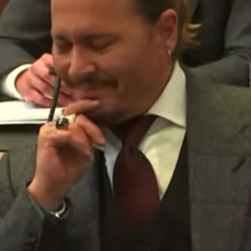 Jonny Depp laughing in court finally