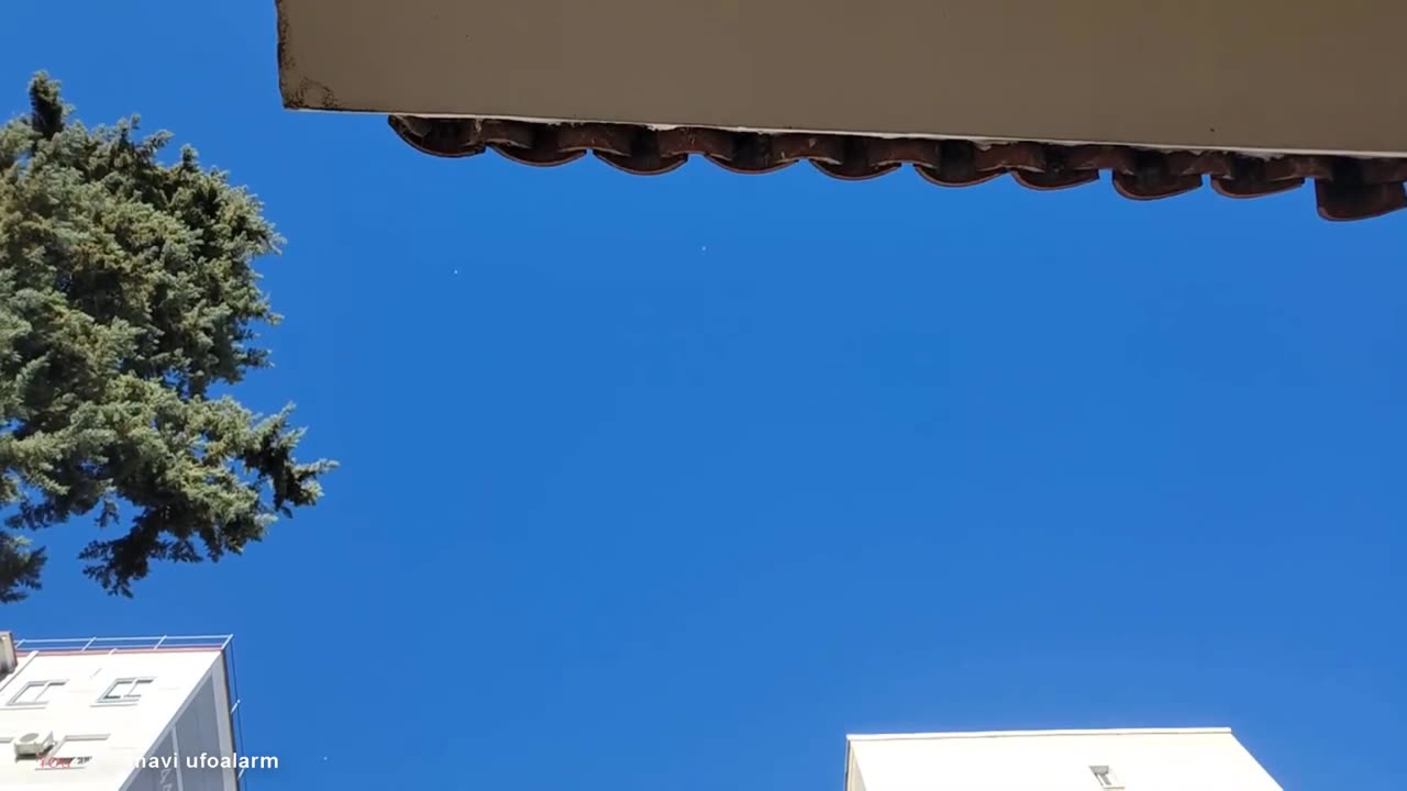 Étrange objet debout dans le ciel ! Y a-t-il quelque chose à côté du soleil !