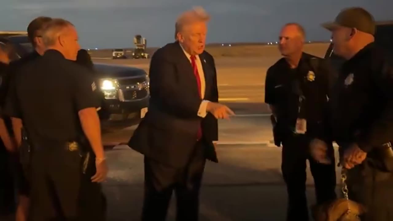 PRESIDENT DONALD TRUMP GREETS THE INCREDIBLE DENVER LAW ENFORCEMENT OFFICERS 🇺🇸👮‍♂️