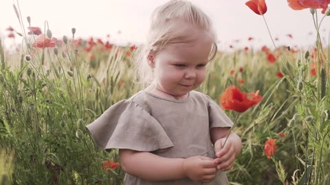 girl-smelling-red-poppy-flower ورد عم بيشم الورد