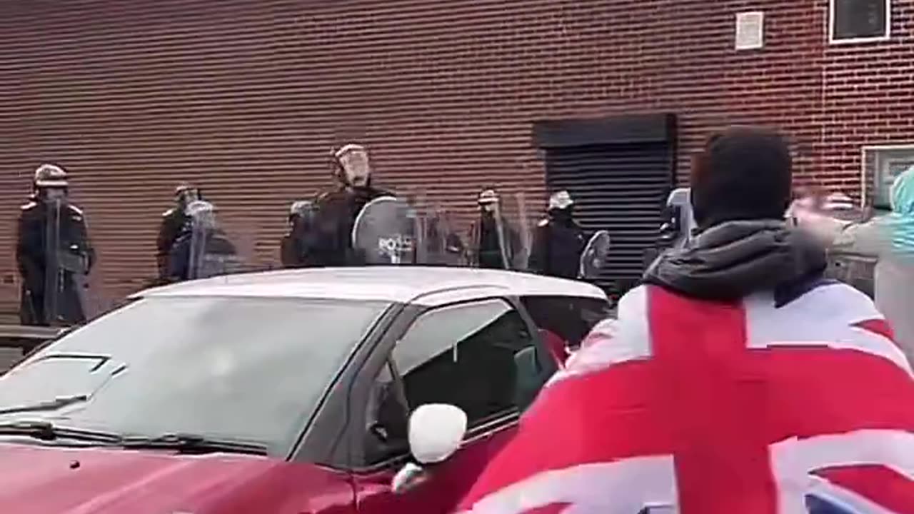 🚨 Masked patriots outside Sunderland mosque.