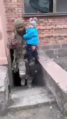 Chechen soldiers help civilians