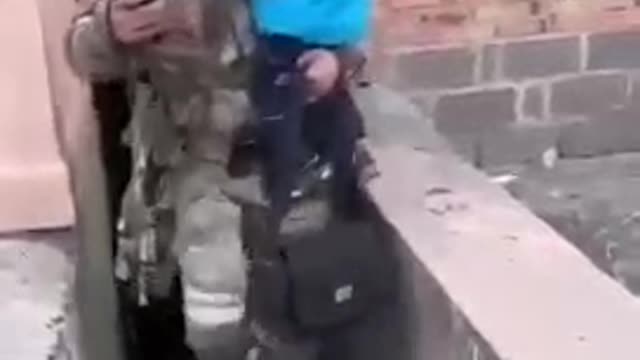 Chechen soldiers help civilians