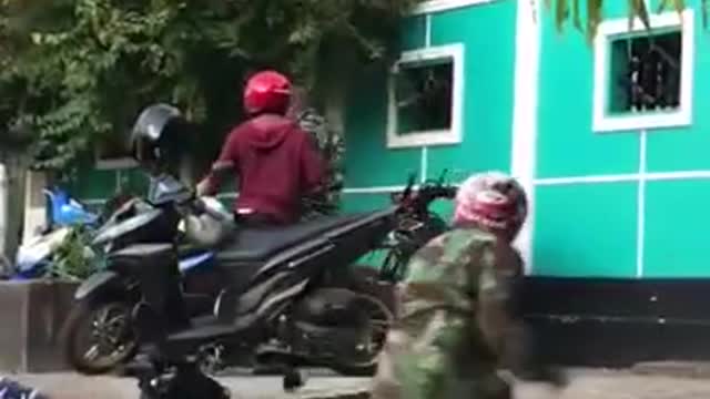 Polisi vs tentara adu jotos di depan pos securiti