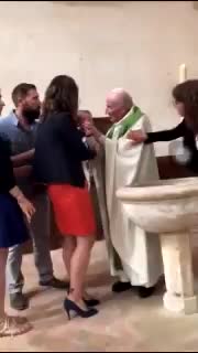 Indignación en Francia por la bofetada de un cura a un niño en su bautizo