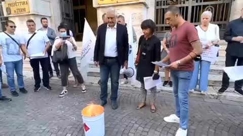 Italians burn their energy bills